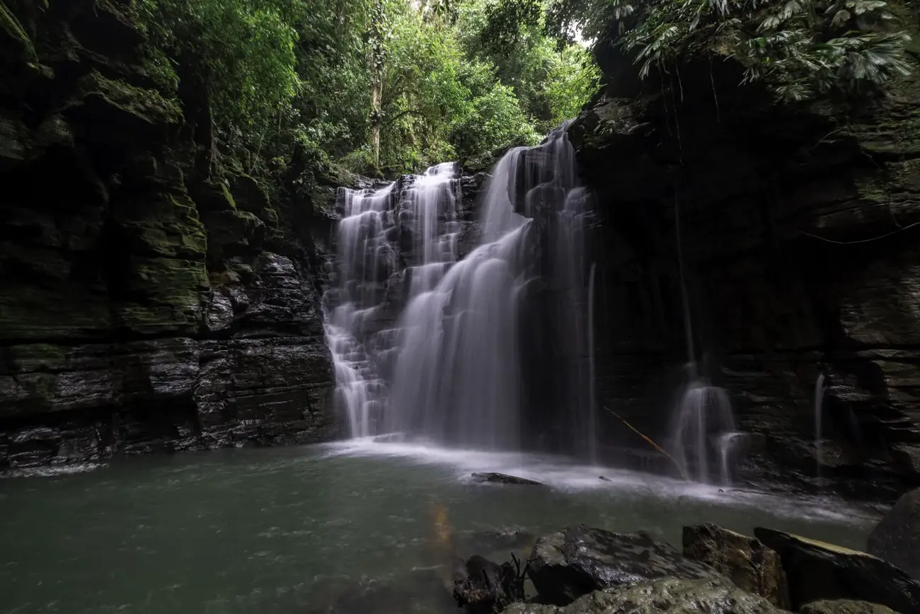 Cascada en la selva amazónica ecuatoriana